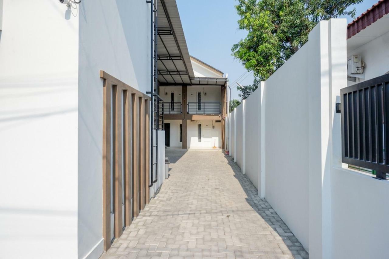 Reddoorz Plus Syariah Near Stasiun Tegal 2 Buitenkant foto